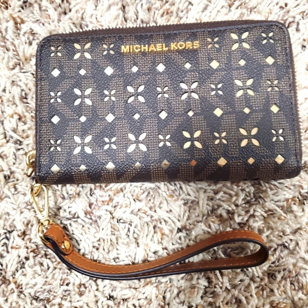 Micheal Kors Signature Wristlet